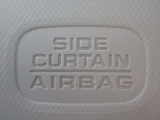 サイドカーテンエアバックシステムは、側面衝突時に大人から子供までさまざまな体格の乗員の頭部や頚部を広範囲で保護。特にセンターピラーへの頭部衝突を防ぐ展開性能を実現しています。
