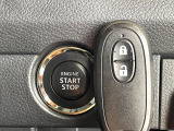 【キーレススタートシステム】カバンやポケットに入れたままでもドアの施錠・解錠が可能なスマートキーを装備。エンジンのオン・オフ時もカギを取り出す必要が無いからとっても便利です♪