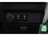 運転席・助手席のシートヒータースイッチです♪アクセサリー電源ソケットも付いてます!