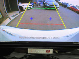 〔バックカメラ〕ギアをバックに入れると画面に自動的に後方映像が映し出され確認可能です。車庫入れなどの際に安全確認が出来て安心ですね。