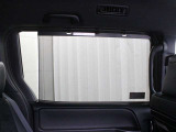 スライドドアに収納式のサンシェードを装備しています。