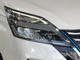 【LEDヘッドライト】悪天候や夜間走行時も良好な視界を確保し安心して運転できる高輝度LEDヘッドライトを装備!点灯速度が早く、消費電力も抑えられています。