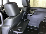 運転席/助手席シート背面にシートバックテーブルが付いています。
