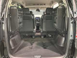 3列目シートを跳ね上げればラゲッジスペースを更に広く使えます。