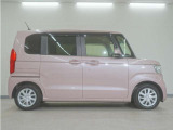 リアには左右スライドドアを採用。狭い駐車場でも開閉しやすく、強風の日でもドアが煽られにくくなっております。小さなお子さまやご年配の方も安心して乗り降りできます。