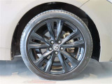 純正のアルミホイール装着車です。タイヤサイズは215/45R17です。