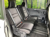 後部座席も気になるようなキズ・汚れやへたり等、大きなダメージはなく、良好な状態です。