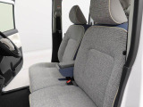 座面が広く、ソファーの様な座り心地で長時間の運転も疲れにくいです。