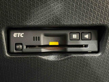 ETCカードを挿入することで高速道路を利用する際の支払いがキャッシュレスになったり、ETCスマートインターチェンジが利用できたり、とても便利なアイテムです!保証は修理保証のみとなります。
