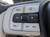 ステアリングから手を離さず操作できるオーディオスイッチを装備しています。