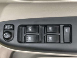 パワーウィンドのスイッチです。運転席に座りながら、助手席や後席の窓を開け閉めできるので大変便利ですよ。
