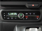 電子制御パーキングブレーキ搭載で指一本で簡単に操作することができます。さらに停車中に、ブレーキペダルを踏み続けなくても、自動的にブレーキを保持する機能である、オートマチックブレーキホールド付きです。