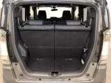 開口部も広く荷物の積み下ろしもしやすいお車となっております。シートの背もたれは5:5の割合で背もたれを可倒でき、前後のシートスライドもできるので荷室をひろげることができます。