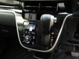 エアコン・スイッチ類は分かりやすく配置されています。またシフトレバーのすぐ下あたりに小物入れが付いています。