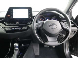 運転席です!ハイブリッドのため燃費もよく、心地よい運転をお楽しみ頂けます!