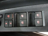 もちろん全席パワーウインドー付。運転席から操作できて便利です。