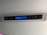 【リアオートエアコン】広い後部座席には必須の機能!風量や温度を自動で調整し前席と同様な車内環境にしてくれるリアオートエアコンを装備。夏の暑さも冬の寒さもストレスなく快適にお過ごしいただけます♪