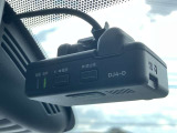 【ドライブレコーダー】走行中の映像を記録します。事故などのトラブル時に確認ができ、証拠映像としても役に立つだけでなく、危険運転などの抑止にも効果があります。