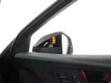 スポーティなデザインのドアミラー。死角の低減にも貢献しています。サイドアシストのモニターランプ付帯。
