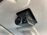 車室内カメラによる車内および車側面の撮影記録が駐車時の安心を高め、走行中の幅寄せ対策や後方撮影(リヤガラス越し)にも対応しています。LED点灯と、セキュリティラベルは、駐車中の盗難防止に役立ちます。