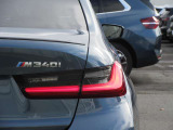 L字型の特徴的なテールランプが、後方のドライバーへBMWを印象付けます。
