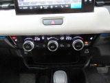 オートエアコンは左右席で独立温度コントロールが可能です。シートヒーター付きで、冷えた車内でもスイッチを押せば数秒で座面と背もたれがあたたかくなります。