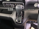 自然に手が届き、操作性の良いインパネシフトに、パーキングブレーキは、フットブレーキタイプなので、運転席と助手席の間はすっきりしています。