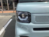 【LED・HIDヘッドライト】 ハロゲンヘッドライトに比べて大光量で、遠方視認性を向上させてくれる為、悪天候や夜間の運転をより安全にサポートしてくれます