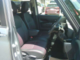高い天井と広い足元は、普段の運転時はもちろん、長距離ドライブでも快適に過ごせます♪前席アームレスト付きです!