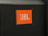 【JBLサウンドシステム】メーカーオプションの高品位サウンドシステムを搭載。専用のチューニングが施された大小様々なスピーカーから良質なサウンドが奏でられ、臨場感あふれる音響空間を演出します。