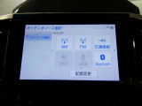 【オーディオ選択画面】AM/FMの切替や、交通情報もこちらの画面から選択できます。