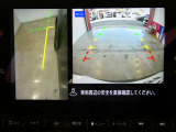 ギアを『R』に入れた後、カメラボタンを押すと、運転席から見えない左側面をナビ画面にうつしてくれるので、幅寄せや縦列駐車がし易くなります。