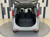 リアシートを倒すことでほぼフラットの状態となります。スペースを広く有効にご活用いただけます。