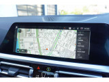 高精細ワイド・ディスプレイ: 視認性に優れた大型タッチパネルを採用。ナビゲーションだけでなく、エンターテインメント機能も鮮明に表示します。