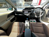 インパネ廻りの写真です。フロアーCVTですので、運転がしやすいです。社外メモリーナビ付きですので、ドライブやご旅行にとても便利です。