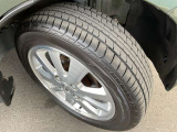 純正14インチのアルミホイールを装着しています