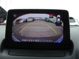 後方の確認に安心のバックカメラを装備しています。