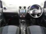 ◆視界広々で非常に運転しやすくロングドライブでも疲れを感じさせないすっきりとまとまったインパネ周りです。
