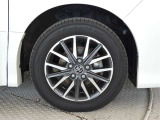 【純正アルミホイール】・・・純正アルミホイールでタイヤの山もしっかり残っております!ユーカー選びのポイントのひとつです。