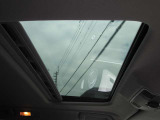 ガラスサンルーフはチルトアップや開閉出来ます。