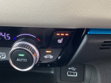 運転席/助手席シートヒーターで寒い日もすぐに温かくなり快適に過ごせます。3段階の温度調整が可能です