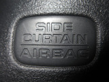 サイドカーテンエアバックシステムは、側面衝突時に大人から子供までさまざまな体格の乗員の頭部や頚部を広範囲で保護。特にセンターピラーへの頭部衝突を防ぐ展開性能を実現しています。