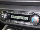 オートエアコン付きなので一度、気温を設定すれば自動的に過ごし易い温度に調整してくれますよ。 車内をいつでも快適空間にしてくれます。