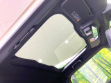 【ガラスルーフ】ガラスルーフ搭載で車内の解放感が一気にアップ!開放的なドライブをお楽しみいただけます。