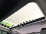 【サンルーフ】開放感たっぷりの希少装備、サンルーフが装着されています!車内に明かりを取り入れたり景色を楽しむ以外にも、車内の空気も簡単に換気できて快適です!