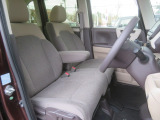 ■ゆとりのある室内空間です♪運転席は高さ調整することができるハイトアジャスターが装備されています!