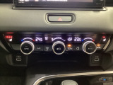 オートエアコンがついてます。左右独立で温度設定のできるデュアルオートエアコンです。パネル内のシートヒータースイッチは前席の左右別々に3段階で温度設定ができます。