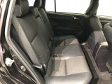 【後部座席】も当然、綺麗・清潔に仕上げております。内装の綺麗なお車は気持ちが良いですし、コンディションのいい車が多いです。これもオススメの1台です。