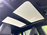 【調光パノラマルーフ】車内の解放感が一気に上がる大型パノラマルーフに調光機能がプラス!日差しが強い時、シェードを閉めなくてもガラスの透明度を調整することで心地よい明るさに♪