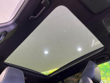 【パノラマルーフ】大型のガラスルーフ搭載で車内の解放感が一気にアップ!開放的なドライブをお楽しみいただけます。